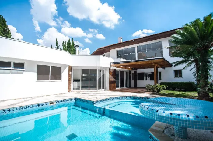 Casa em Condomínio Fechado com Quintal, Piscina, 4 suítes e 690m2 para venda - Seminário,