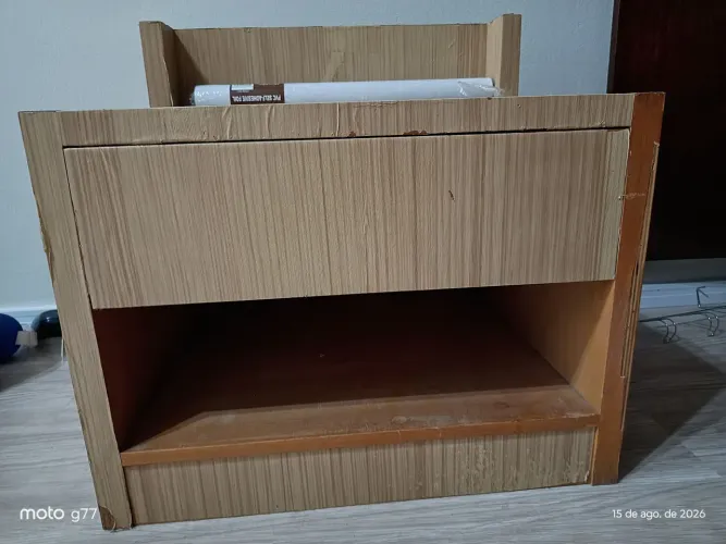 Mesa cabeceira madeira usada, marcas de uso. Excelente para reformar. 