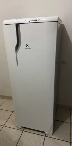 GELADEIRA À VENDA ? SUPER CONSERVADA / PRATICAMENTE NOVA