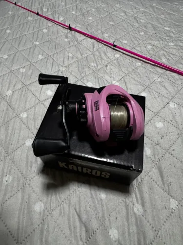 Carretilha Kairos + Vara Yamatto 170 15-25lbs Rosa