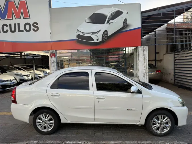 Toyota Etios Platinum Sed. 1.5 Flex 16V 4P Mec. 2015