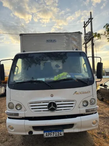 Caminhão baú Acello 915