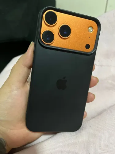 iPhone 11 na carcaça do 17 pro