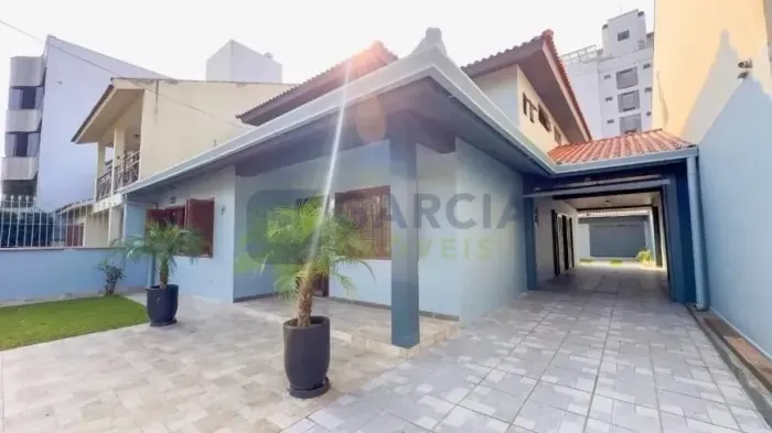 Casa ampla para venda ou locação no bairro Jardim Itu - Porto Alegre