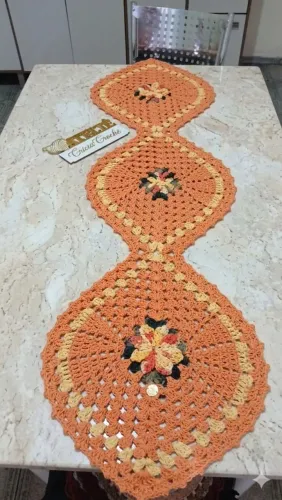 Trilho de mesa em crochê folha 130x40