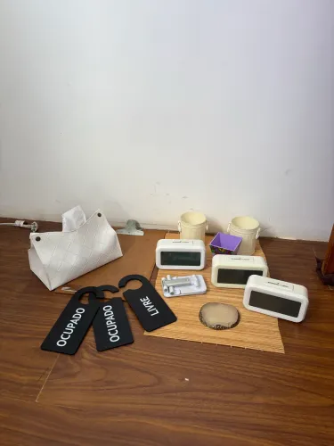 Kit combo escritório: relógios, plaquinhas, porta-celular, porta-lápis, prancheta