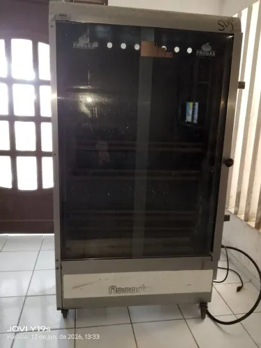 Assador com capacidade p/ 30 frangos.