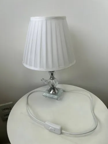 Abajur de Mesa Cristal com Cúpula - com lâmpada bivolt.