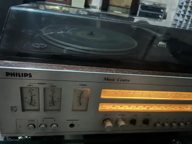 aparelho de som vintage do tipo 3 em 1 da marca Philips