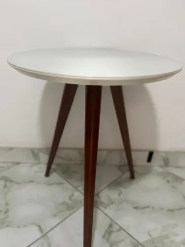 Mesa lateral com tampo de madeira e vidro