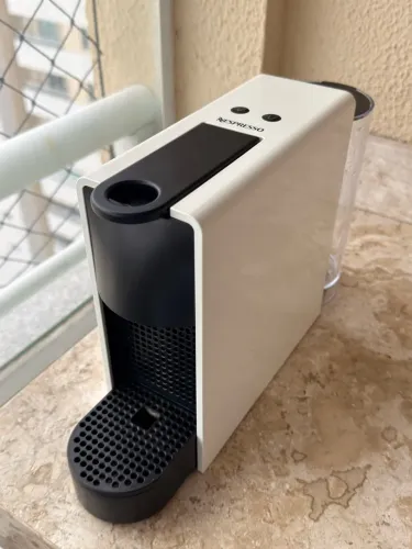 Cafeteira Nespresso Essenza Mini Branca - Impecável + cápsulas de brinde! 