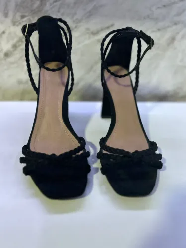 SANDÁLIA PRETA CONSTANCE. Num 38