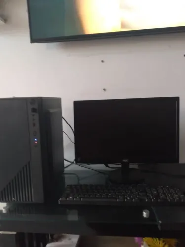 Vendo pc completo i3, 8 de Ram, 1TB de armazenamento. Wi-Fi integrado.