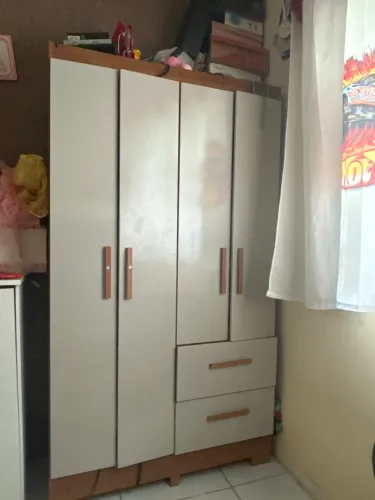 guarda roupa em perta condições
