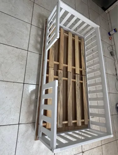 Cama Infantil 1,55 m x 0,75 m com rodinhas e trava