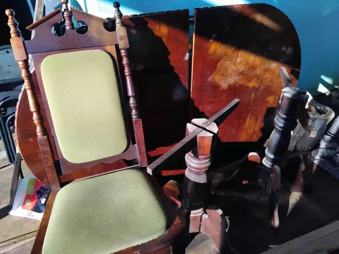 Mesa vintage com 4 cadeiras
