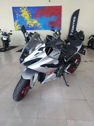 SUZUKI GSX-8R PRATA 2024/2025 - APENAS 2.657 KM