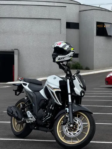 TERMINO RELACIONAMENTO: ela é linda, econômica e ainda acha que é moto de 400cc ?