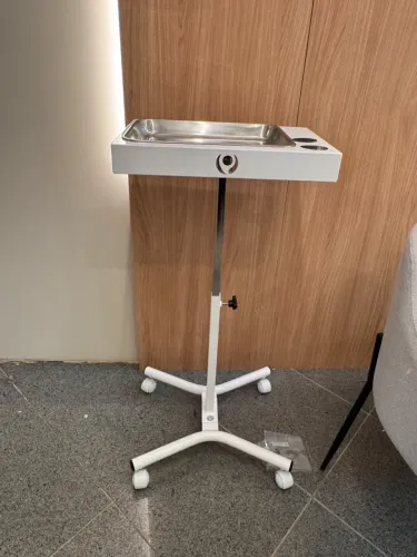 Mesa auxiliar com bandeja