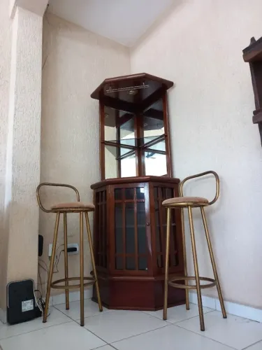 Cristaleira de canto, mais 2 bancos de bar