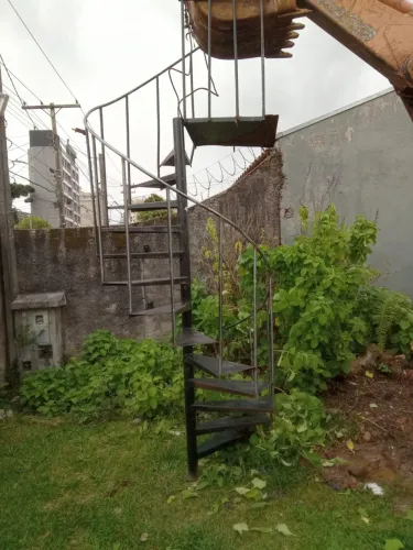 Escada Caracol de Ferro (3,3m) - 13 Degraus | Pronta para Instalar!