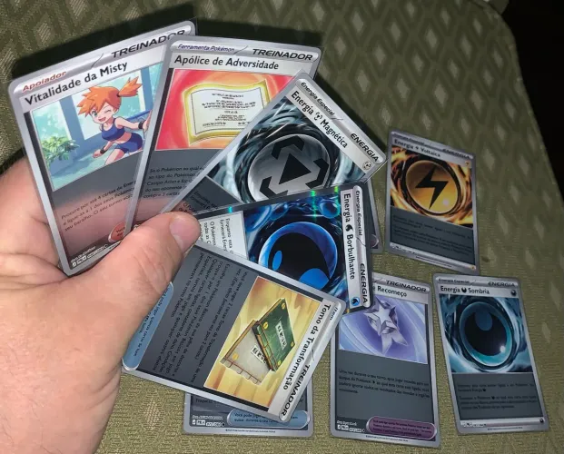 Pokémon Lote 10 cartas Reverse foil e foil Energias e treinadores com sleeve