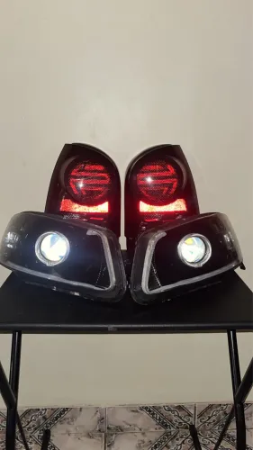 Farol e lanterna traseira personalizados