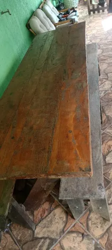 Mesa rústica com bancos