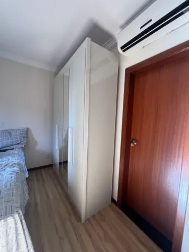 Guarda-roupa Semino vu apenas quatro meses de uso quatro portas muito espaçoso