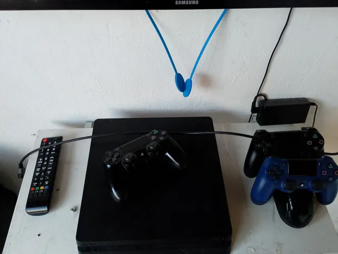 Vendo vídeo game e televisão 