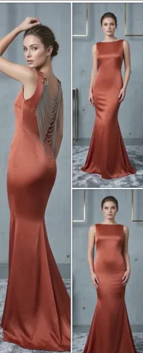 Vestido terracota com correntes festa