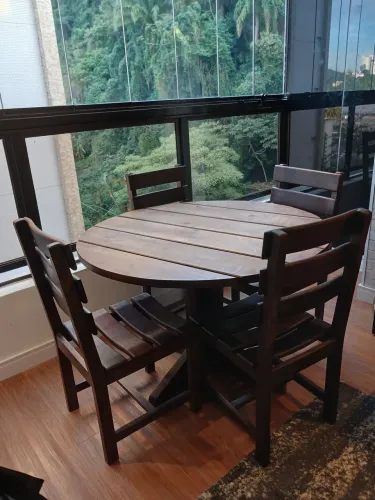 MESA MACIÇA COM QUATRO CADEIRAS. R$ 1500,OO CEL *