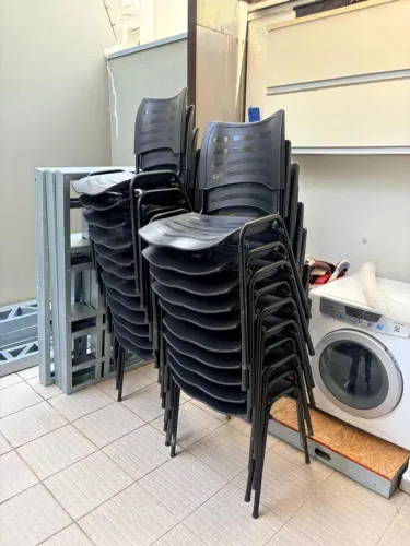 Cadeira Iso Fixa Plástica Empilhável Preto