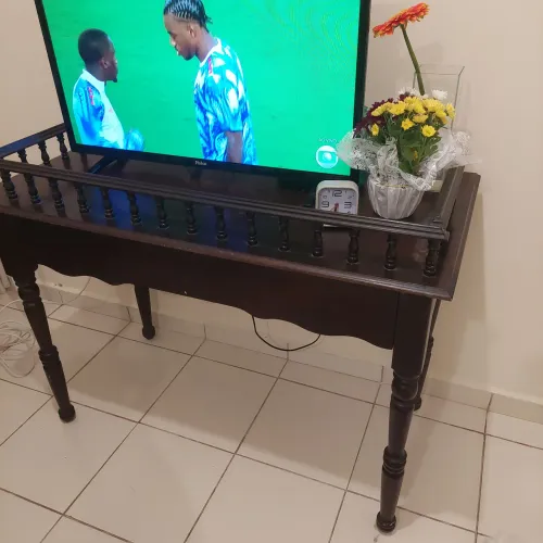 Mesa escrivaninha com 2 gavetas, medindo 1mt X 0,53 profundidade - precisa de reparos