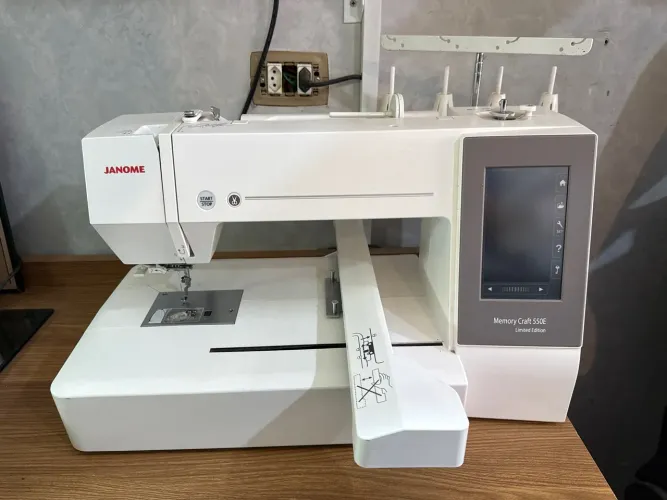 Bordadeira Janome Memory Craft 550E