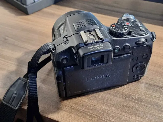 Panasonic Lumix FZ 200 - Retirada de peças