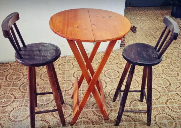 Mesa e cadeiras