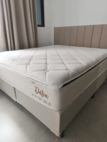 Vendo Cama Queen Nova 