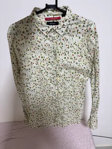 Camisa Reserva branca com detalhes coloridos 