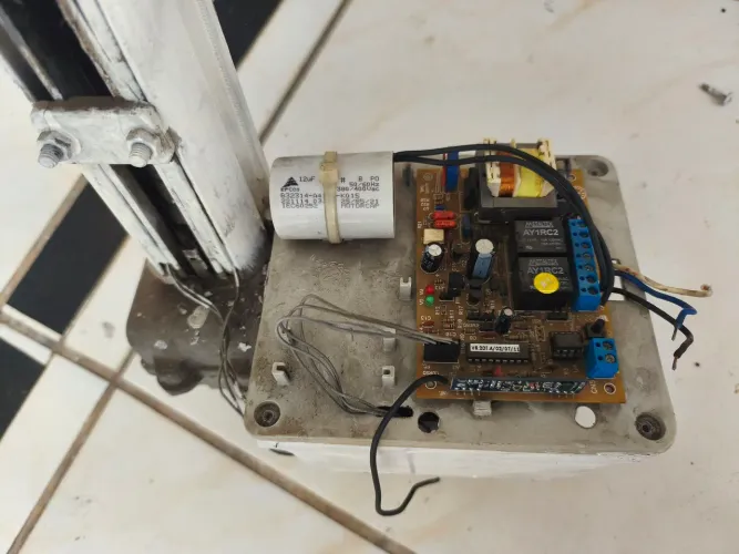 Vende-se motor com placa Garen completo para portão basculante