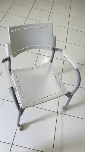 Cadeira branca com braços e rodinha