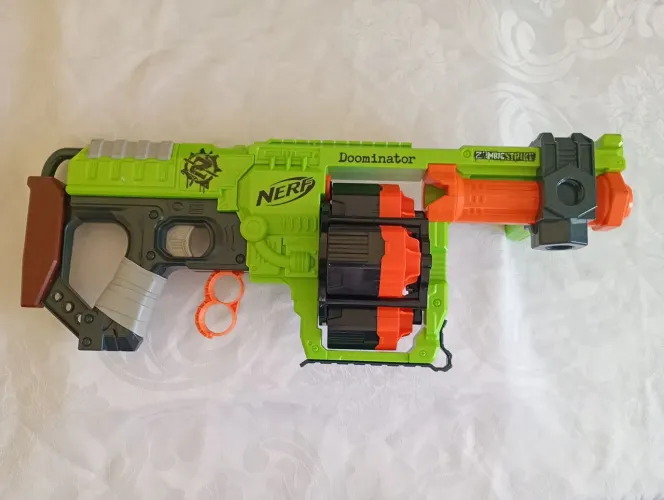 NERF DOMINATOR - ZUMBI STRIKE - ORIGINAl 