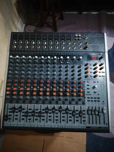 Mesa de Som Behringer Xenny 2442