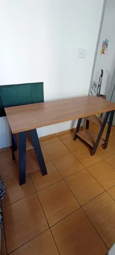 Escrivaninha com estante