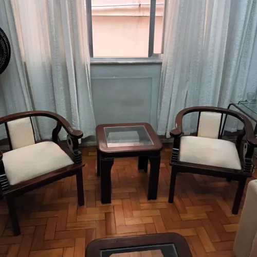 Vendo 2 poltronas de madeira mogno com assento de tecido. 