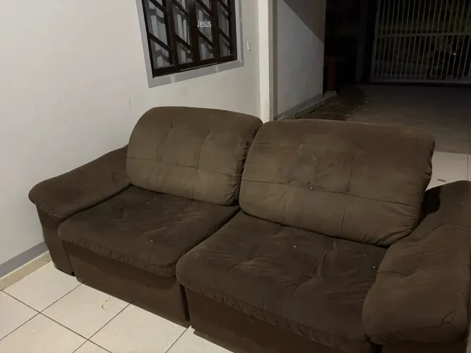 Sofá grande espaçoso