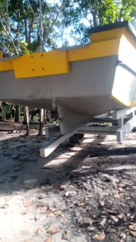Vendo Barco de Alumínio, Super Resistente. Medidas 6.30 de cumprimento por 1.53 de Boca.