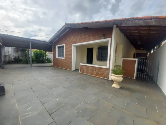 Duas casas térreas à venda, sendo 04 dormitórios (2 em cada), Z/O de Sorocaba.
