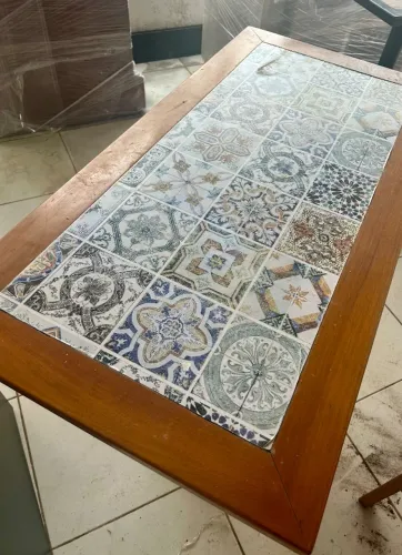 Jogos de mesa e cadeira em madeira maciça 
