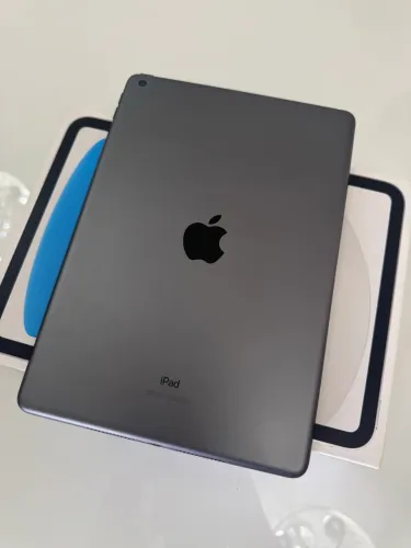 iPad 7ª Geração - Com caixa e cabo de carregador 